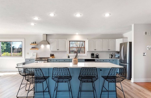 Baroda House | Wine country home w pickleball court and hot tub!