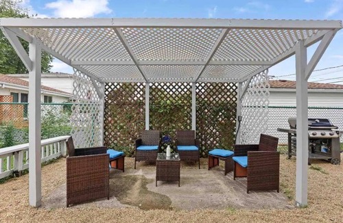 Wood Dale House | Wonderful in Wood Dale, right by ￼O’Hare airport!