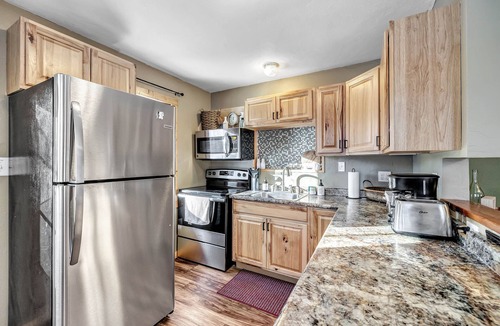Crivitz Cabin | Woodland Retreat I Pet Friendly I Mins to Town