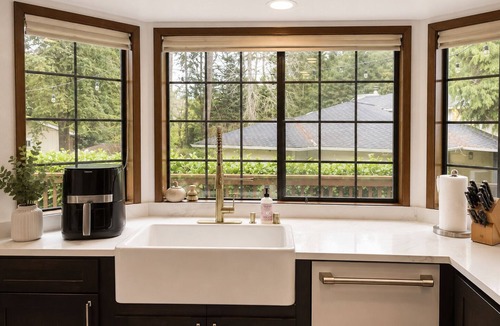Silver Lake House | World Cup Cozy Family Retreat, 4BR, 3 Living Rooms, Deck & Fenced Yard