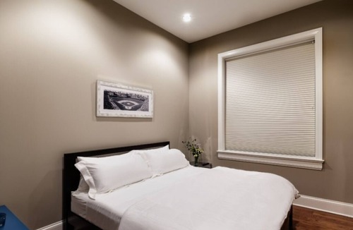 Lakeview Condo | Wrigley Field Grand Slam Suite 4 Bedrooms, 2 Bathrooms