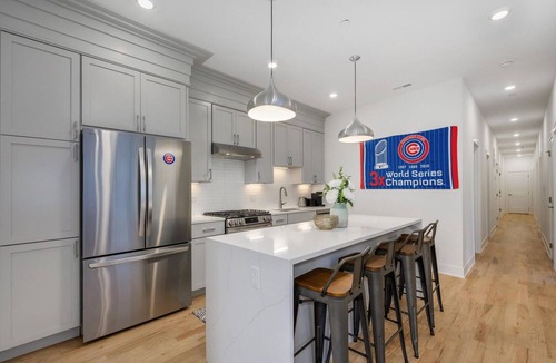 Lakeview Apartment | Wrigleyville 4BR 1-Min Walk to Wrigley Field & CTA Garage Sleeps 8
