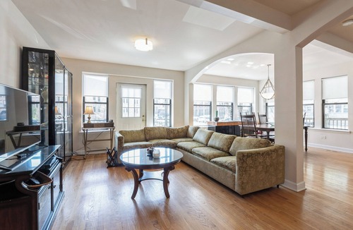 Buena Park Condo | Wrigleyville Home away from Home! 5 mins from downtown! steps from Lake!