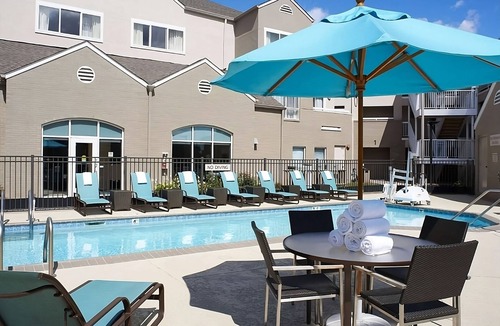 Warren Hotel | Your Home Away From Home! 2 Posh Units, w/Kitchen! Pet-Friendly, Free Breakfast