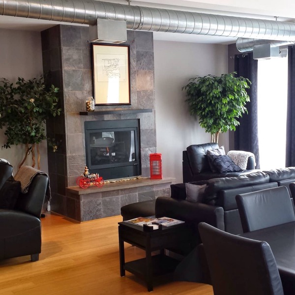 Penthouse for Two! Enjoy the Fall! Relax. Hot tub - Steam Shower - Fireplace.