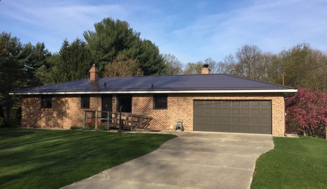 1/2 House 3 BR 1Bath w/Living RM Full Kitchen 12 Miles from ND