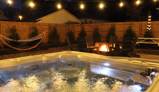 1/2 mile to SoHA, 1 mile to Lake MI | Bikes & Beach gear included| | Hot tub