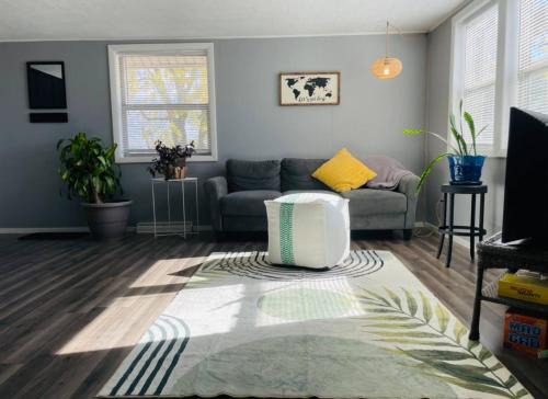 1 BR Cozy Apartment with Fire Pit Short walk to town