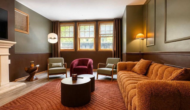 1 Free Parking, Sleeps 10