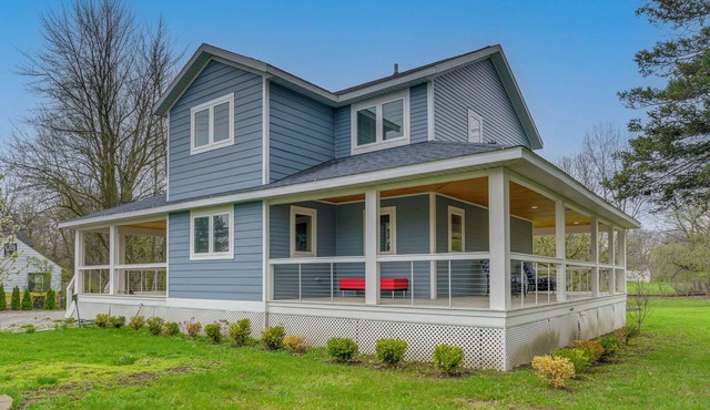 < 1 Mi to Oakland University: Cozy Retreat w/Yard
