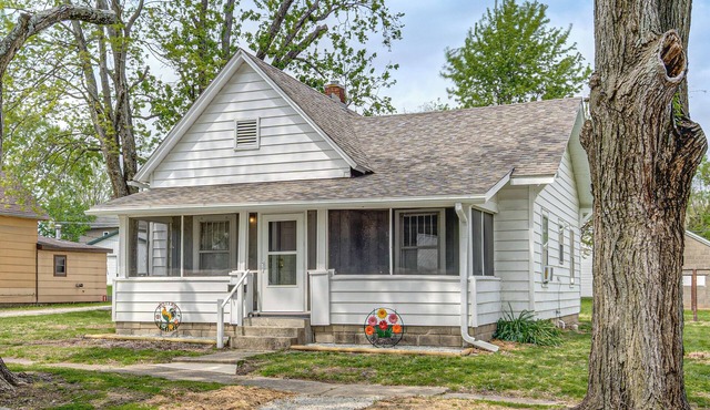 1 Mi to Park & Lake! Charming Retreat in Sullivan