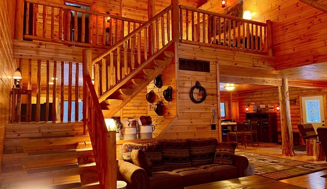 10 Acres - Hot Tub - Groups. Enchanting serenity, fun, nature & spaciousness.