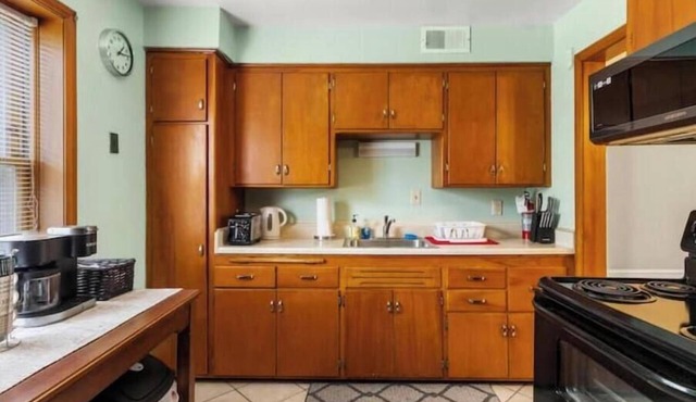 10 Minutes from Downtown! The Highlands Hideaway