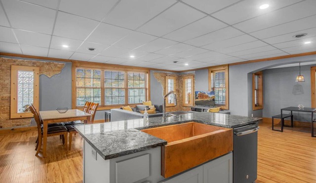 15 Min from Campus! Large 2BR Perfect for Groups!