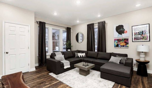 1910 5BR Detroit Mansion | Sleeps 16 + Parking