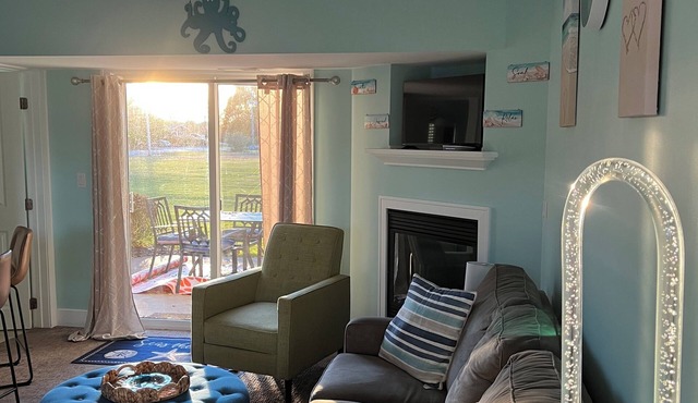 1st floor Condo near Lake MI, Saugatuck and many attraction's. Heated pool!
