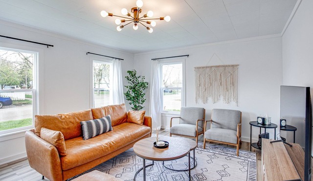 2 BD steps to downtown, 1 block to journeyman & the acorn