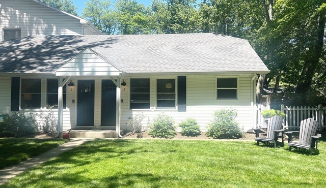 2 bed/1 bath, 1.5 blocks to beach/town, dog friendly