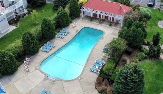 2 bedroom/2 bath with pool access