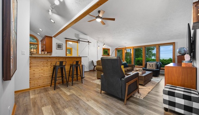 2 Bedroom Carriage House with view of Suttons Bay
