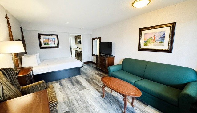 2-bedroom condo in adorable Mackinaw City. Close to snowmobile trail and ferry.