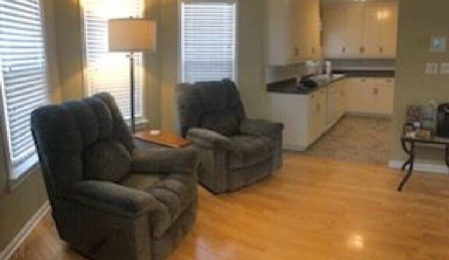 2 Bedroom Modern Apartment 35 miles to Chicago