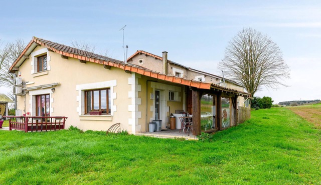2 bedroom pet friendly home in Scorbé-Clairvaux