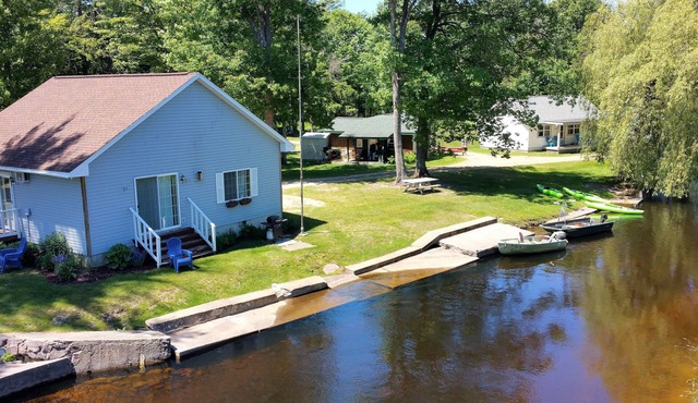 2-bedroom Riverside Cottage with Cozy Vibes