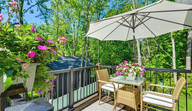 2 Blocks to Lake Michigan: Sleek Couple’s Retreat!