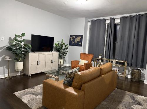 2 BR Apt Near U Chicago Campus & the Lakefront!
