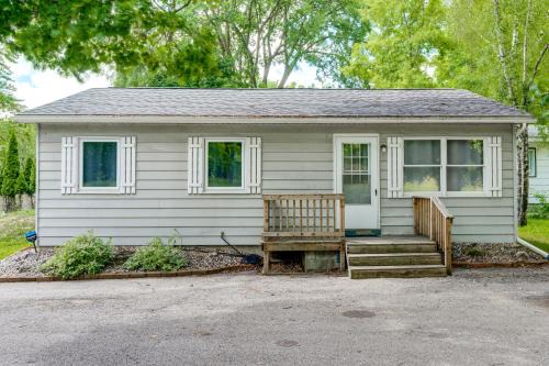 2 Mi to CMU! Quaint Bungalow w/Fenced Backyard