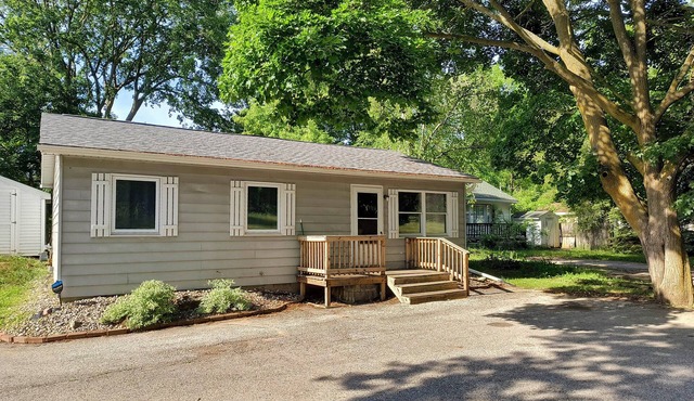 2 Mi to CMU! Quaint Bungalow w/Fenced Backyard