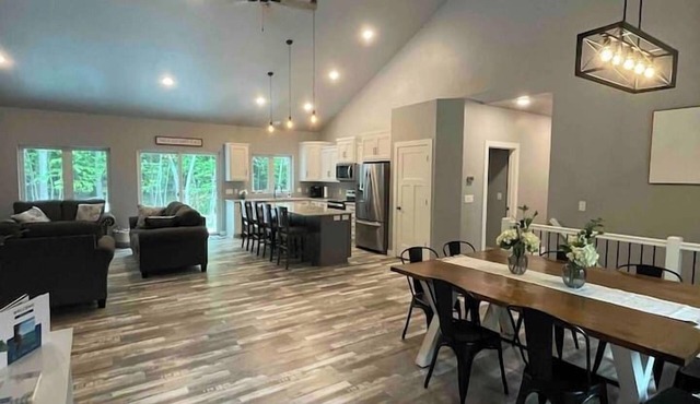 2 Neighboring Homes Sleep 24 - 8 Bedrooms/10 Baths