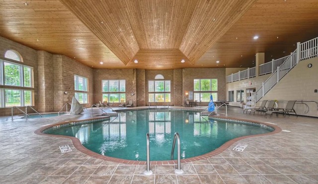 2 Relaxing Riverside King Suites w/Pool & Gym Access! Free Parking!