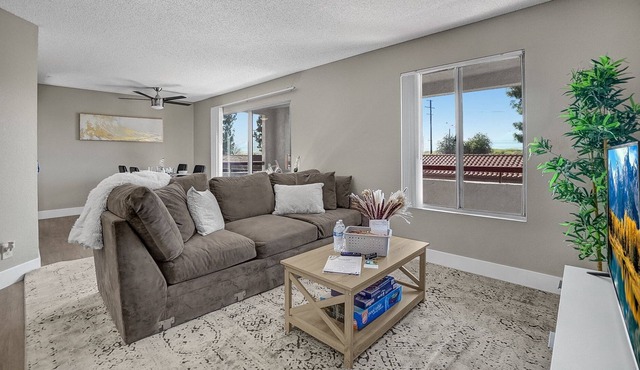 2BR/2BA |Cozy Queen Apartment with Balcony