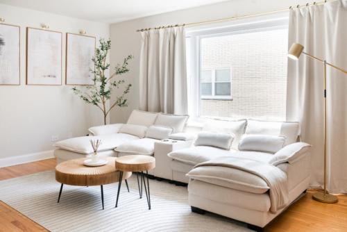 2BR Newly Furnished Modern Apt Near O'Hare