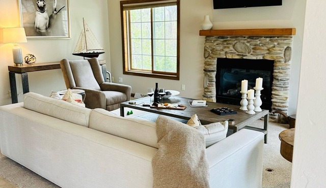 3 bed/3.5 bath Fish Creek condo that sleeps 10; walking distance to beach/parks