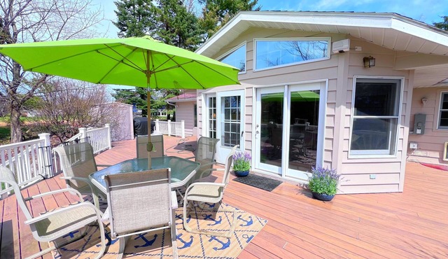 3-bed,Pet Friendly, Spacious, w/LargeDeck & Grill, Fire Pit & Attached Garage