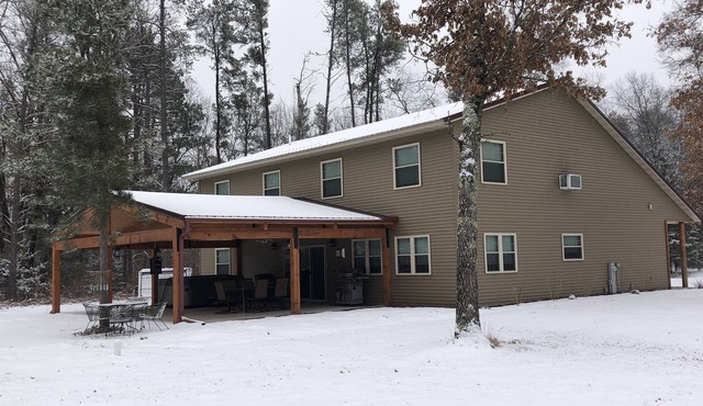 3000 sqft Custom Home, 7 BedRm with Loft, Hot tub, Covered Patio and Front Porch
