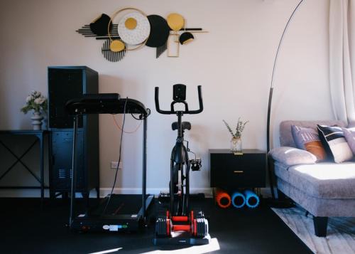 3BR Modern Apt Gym Workspace Quiet Location