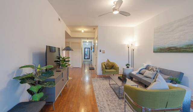 3BR Prime Hyde Park Location Near University of Chicago and Dining