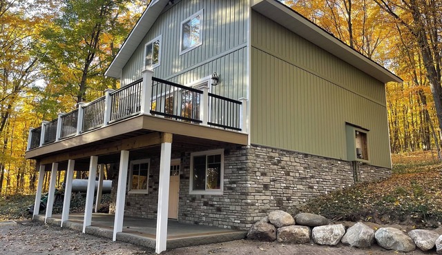 4 Bedroom, 2 Bath Wooded Getaway