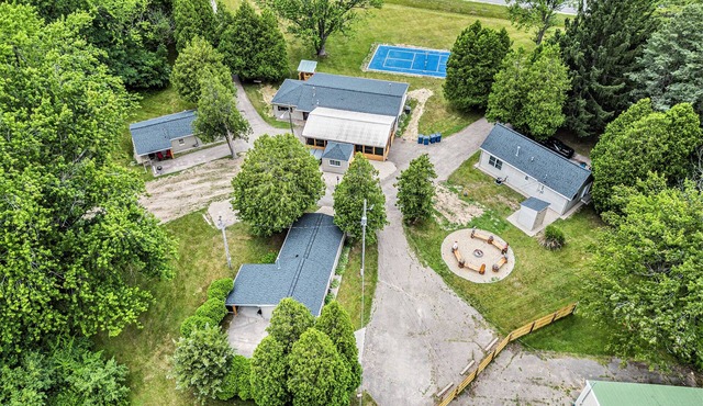4-Cabins | Pickleball | Hot Tub | Sauna | Fire Pit | Heated atrium