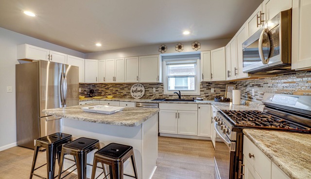 4 Mi to Lake Michigan: East Chicago Home w/Grill