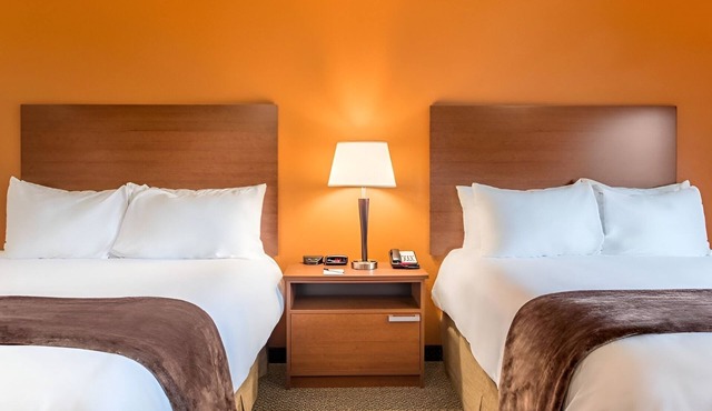 4 Rooms with Fully Equipped Kitchen - Stay Conveniently Near Major Attractions