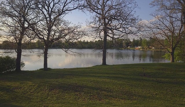 5 Oaks, A cozy private retreat on the lake