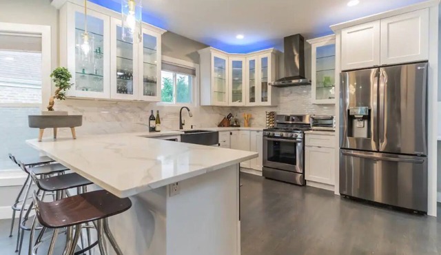 5 Star Epicurean Experience with Hip, Modern, Gazebo with BBQ Grill & Sleeps 16