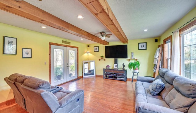 6-Acre Family-Friendly Getaway in Niles!