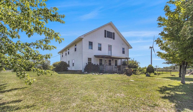 6 BR, 3.5 BA Farmhouse located amidst rolling hills of Orchards. Sleeps 16!