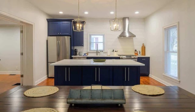 6-Guest Apt Steps to Journeyman & Downtown 3 Oaks!
